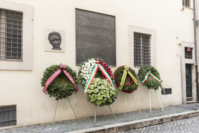 Le corone di fiori deposte sotto la lapide che ricorda il luogo del ritrovamento del corpo di Aldo Moro nel quarantesimo anniversario