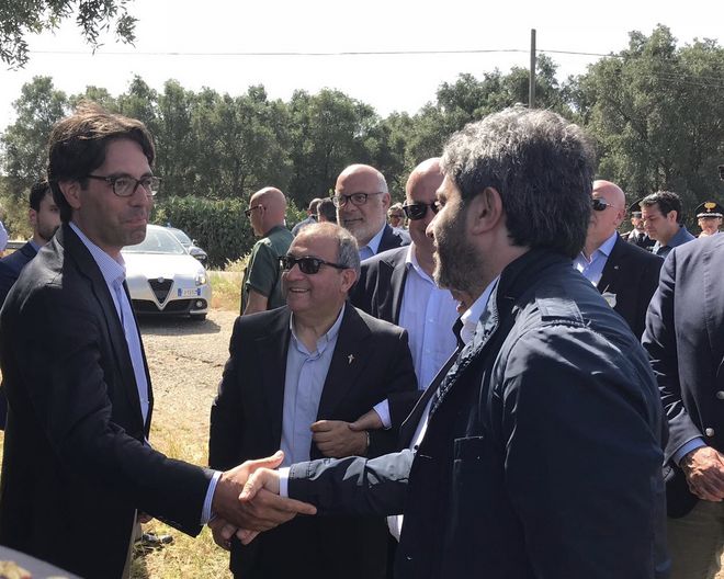 Il Presidente della Camera dei deputati Roberto Fico in un momento dell'incontro con Domenico Fazzari Presidente della cooperativa "Valle del Marro"