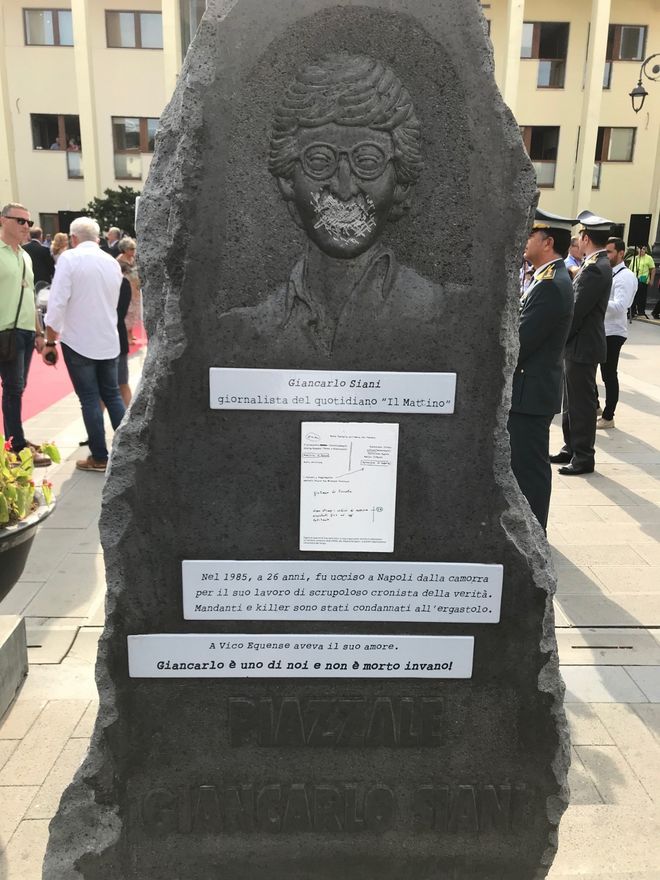 La stele in ricordo di Giancarlo Siani a Vico Equense (NA)