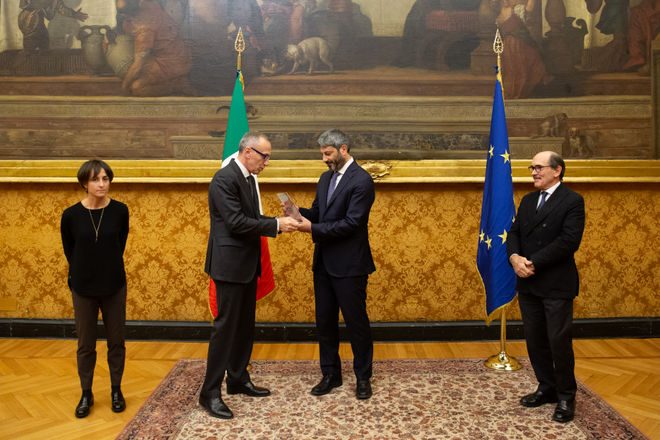 Il Presidente Roberto Fico riceve da Luigi Savina il 24° Premio Borsellino per la legalità e l'impegno sociale e civile