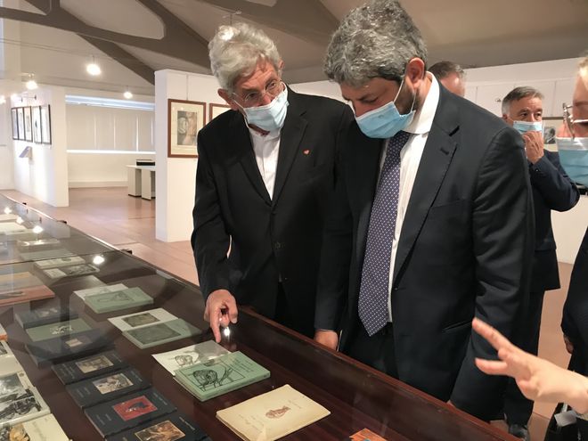 Il Presidente della Camera dei deputati Roberto Fico durante la visita della mostra 'Un sogno fatto in Sicilia' dedicata alle fotografie scattate da Leonardo Sciascia