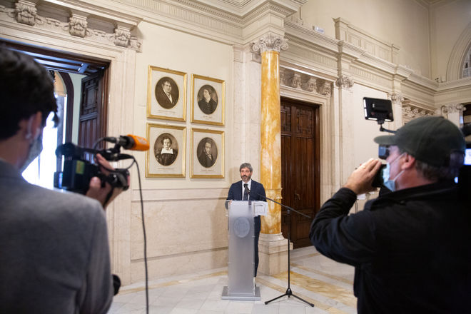Il Presidente della Camera dei deputati Roberto Fico in un momento della ricollocazione dei ritratti dei Presidenti del Parlamento delle Due Sicilie in occasione del bicentenario della prima seduta