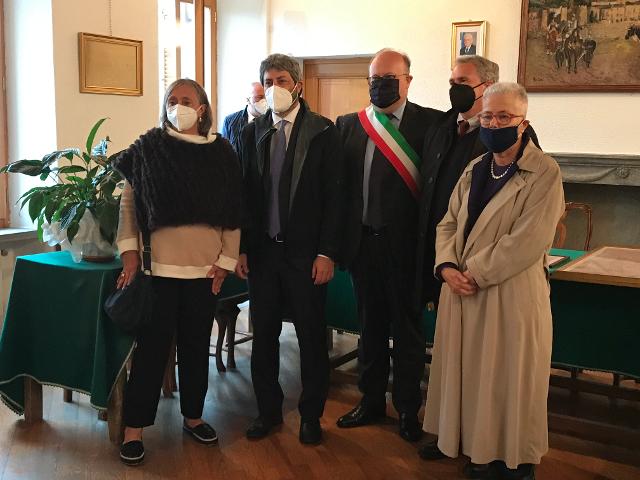 Il Presidente della Camera dei deputati, Roberto Fico, con il Sindaco di Compiano, Francesco Mariani, in un momento della cerimonia in ricordo di Ilaria Alpi