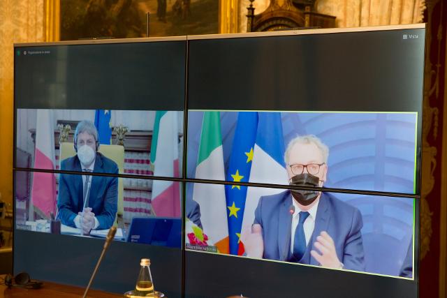 Il Presidente della Camera dei deputati, Roberto Fico, con il Presidente dell’Assemblea Nazionale della Francia in un momento della riunione, in videocollegamento, dei componenti del gruppo di cooperazione Italia-Francia