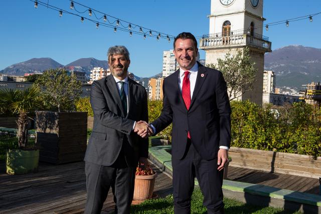 Il Presidente della Camera dei deputati, Roberto Fico, con il sindaco di Tirana, Erion Veliaj