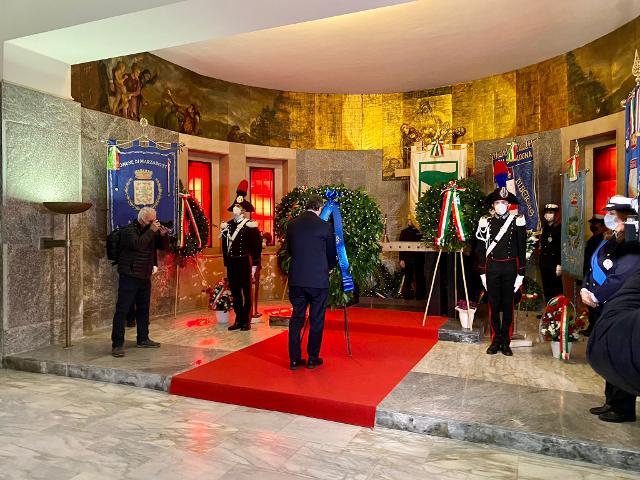 Il Presidente Roberto Fico depone una corona davanti all'altare del Sacrario di Marzabotto, durante la Cerimonia in occasione del 77° Anniversario della Liberazione