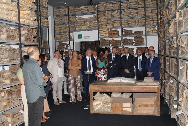Il Presidente Roberto Fico nell'Archivio storico del Banco di Napoli in un momento della passeggiata interculturale in occasione della Giornata Internazionale del Rifugiato