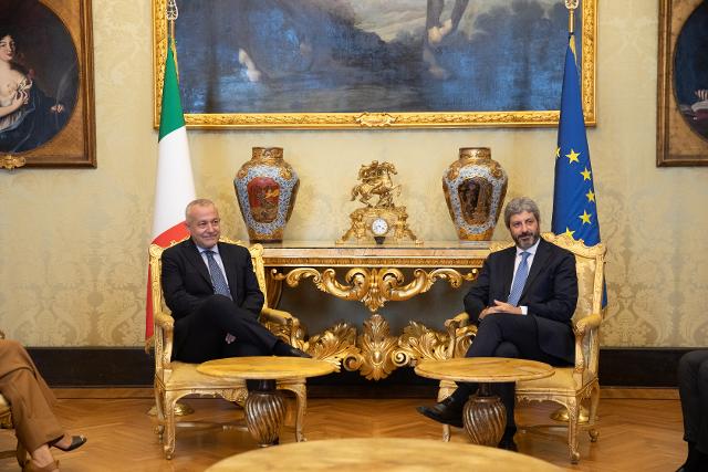 Il Presidente Roberto Fico a colloquio con il Presidente dell'Associazione stampa parlamentare, Adalberto Signore, in occasione della consegna del Ventaglio