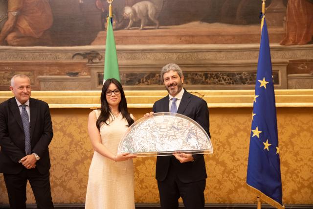 Il Presidente Roberto Fico con l’autrice del 'Ventaglio', l'artista Ilaria De Sanctis