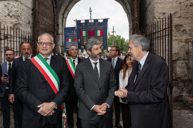 Il Presidente della Camera dei deputati, Roberto Fico, con il Sindaco di Roma, Roberto Gualtieri, in un momento delle celebrazioni del 79° anniversario della Difesa di Roma