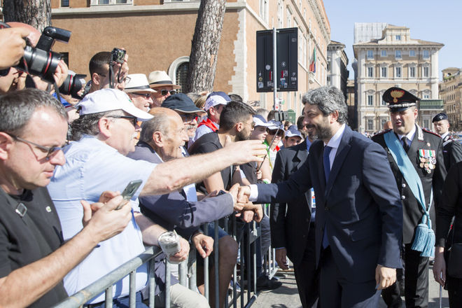 Il Presidente della Camera dei deputati Roberto Fico saluta alcuni cittadini partecipanti alle celebrazioni in occasione della Festa della Repubblica