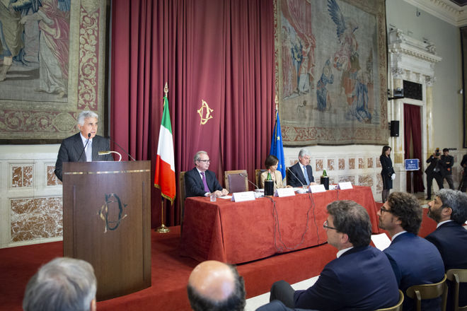 Il Presidente della Camera dei deputati Roberto Fico in un momento della presentazione del Rapporto annuale dell'Autorità di Regolazione dei Trasporti da parte del Presidente dell'Autorità Andrea Camanzi