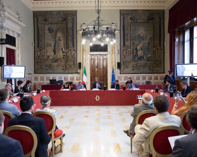Il Presidente della Camera dei deputati Roberto Fico in un momento della tavola rotonda sull'Acqua pubblica con il Forum italiano dei movimenti per l'acqua e i comitati