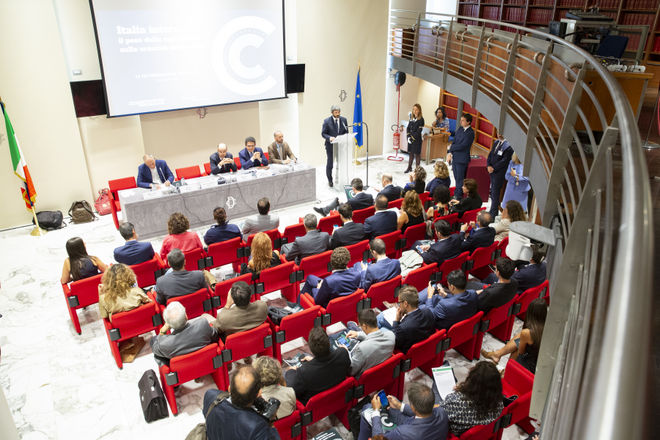 La Sala Nilde Iotti di Palazzo Theodoli-Bianchelli ha ospitato la presentazione del Rapporto 'Italia interrotta: il peso della corruzione sulla crescita economica' di Riparte il futuro