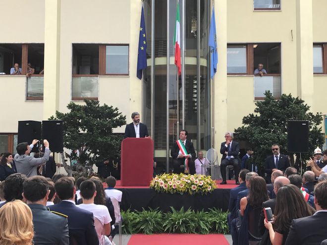 Il Presidente Roberto Fico durante il suo intervento in occasione della cerimonia di intitolazione del Piazzale Giancarlo Siani a Vico Equense (NA)