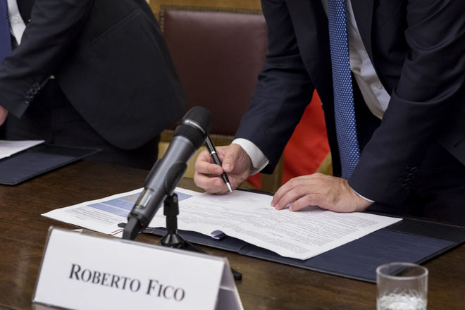 Il Presidente della Camera dei deputati Roberto Fico in un momento della firma del Protocollo d'intesa tra Camera dei deputati MIUR e Ministero della Giustizia per l'avvio di un piano di incontri negli istituti penitenziari minorili