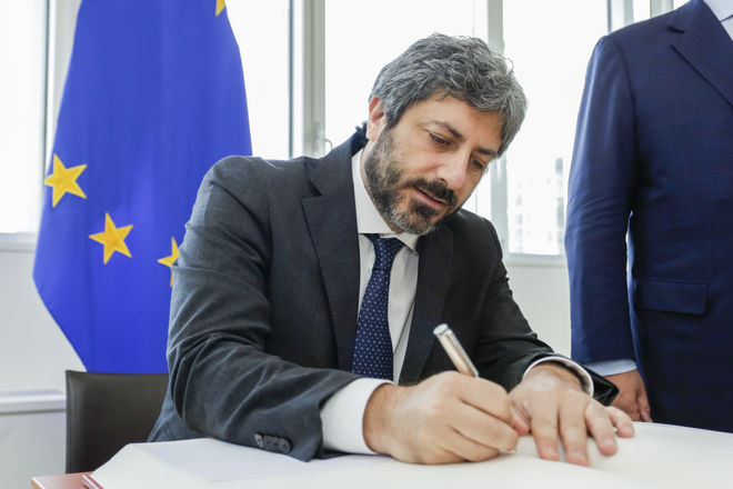 Il Presidente della Camera dei deputati Roberto Fico firma il libro d'onore in occasione della visita alle istituzioni dell'Unione europea