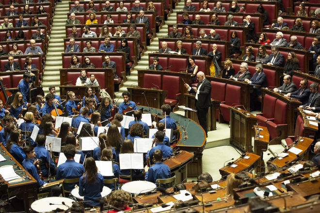 Un momento del Concerto di Natale della JuniOrchestra dell'Accademia Nazionale di Santa Cecilia diretta da Simone Genuini