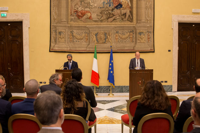Il Presidente della Camera dei deputati Roberto Fico con il Presidente dell'Associazione stampa parlamentare Marco Di Fonzo in un momento dello scambio degli auguri