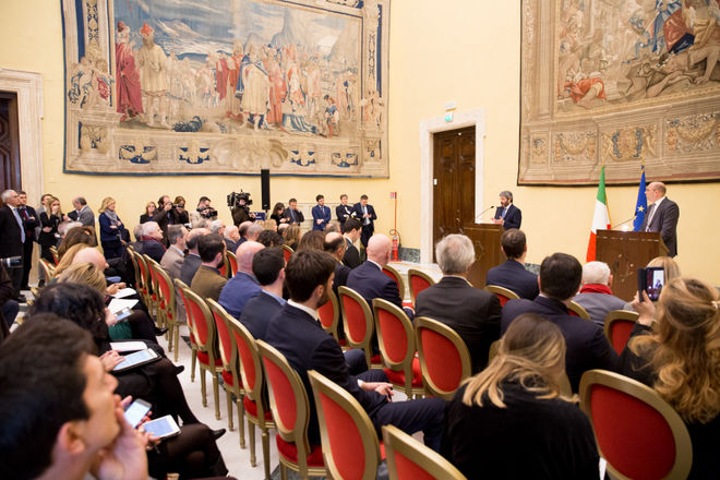 Il Presidente della Camera dei deputati Roberto Fico con il Presidente dell'Associazione stampa parlamentare Marco Di Fonzo in un momento dello scambio degli auguri