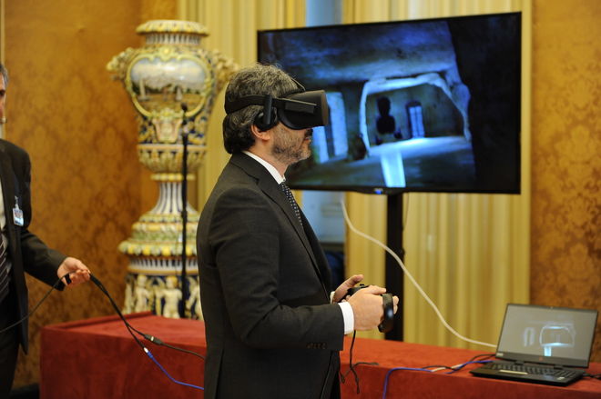 Il Presidente della Camera dei deputati Roberto Fico durante la visita virtuale di una delle chiese rupestri di Matera
