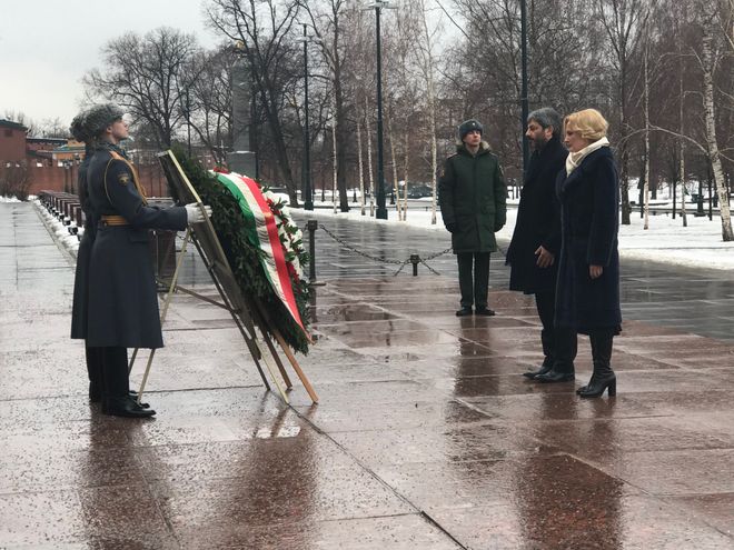 Il Presidente della Camera dei deputati Roberto Fico in un momento della deposizione di una corona al monumento del Milite Ignoto