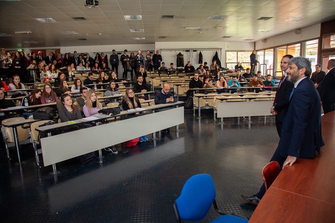 Il Presidente Roberto Fico durante il suo intervento in occasione del convegno 'Giovani fiducia e istituzioni. L'università come luogo di partecipazione attiva' presso l'Aula Magna dell'Università degli Studi di Salerno