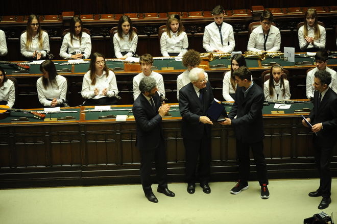 Il Presidente Roberto Fico con il Presidente della Repubblica Sergio Mattarella durante la premiazione delle scuole vincitrici del concorso nazionale 'Tracce di memoria' in occasione della