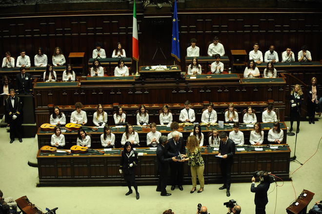 Il Presidente Roberto Fico con il Presidente della Repubblica Sergio Mattarella durante la premiazione delle scuole vincitrici del concorso nazionale 'Tracce di memoria' in occasione della