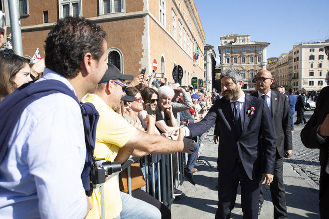 Il Presidente Roberto Fico saluta i cittadini intervenuti alla cerimonia di deposizione di una corona da parte del Presidente della Repubblica presso il Sacello del Milite ignoto in occasione della Festa della Repubblica