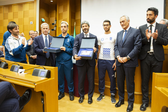 Il Presidente Roberto Fico con i vincitori del torneo 'Quarta Categoria - Il calcio è di tutti'
