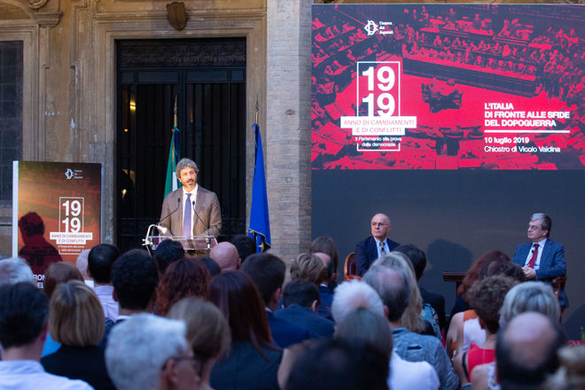 Il Presidente Roberto Fico durante il suo intervento in occasione dell'incontro 'L'Italia di fronte alle sfide del dopoguerra' nell'ambito del ciclo di seminari '1919. Anno di cambiamenti e di conflitti. Il Parlamento alla prova della democrazia'