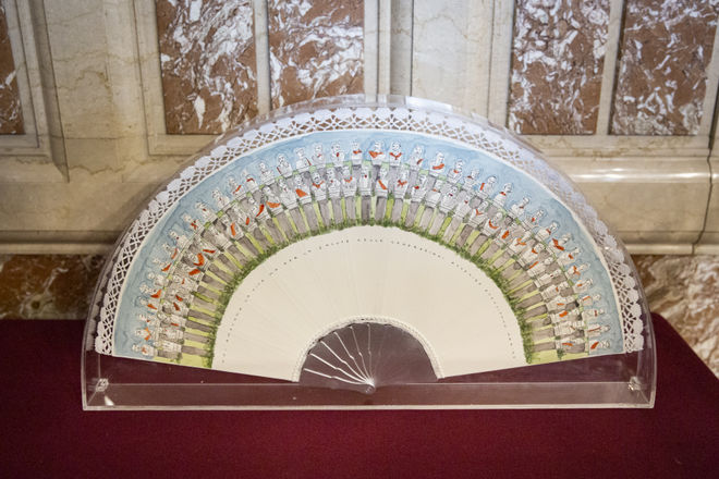 Il ventaglio donato al Presidente della Camera dei deputati Roberto Fico realizzato da Giulia Carioti dell'Accademia di belle arti di Roma