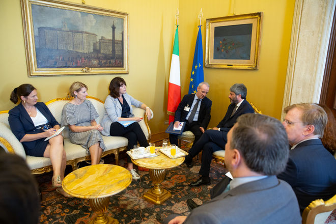 Il Presidente della Camera dei deputati Roberto Fico in un momento dell'incontro con la Presidente designata di COP 26 Claire Perry