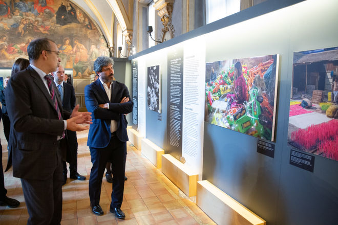 Il Presidente della Camera dei deputati Roberto Fico in un momento della visita alla mostra fotografica 'Planet or Plastic?'