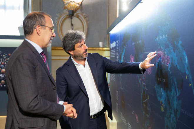 Il Presidente della Camera dei deputati Roberto Fico in un momento della visita alla mostra fotografica 'Planet or Plastic?'