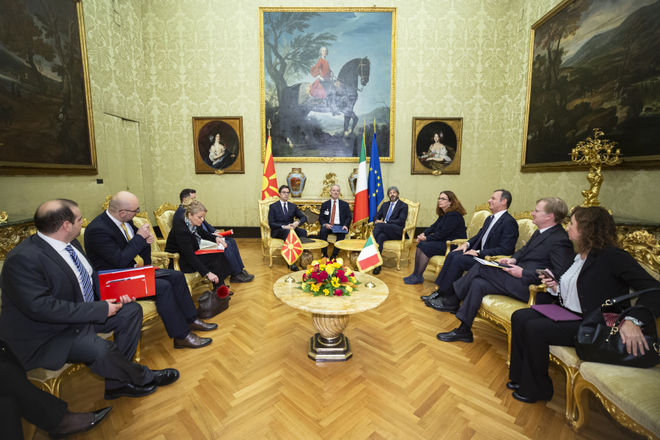 Il Presidente della Camera dei deputati Roberto Fico in un momento dell'incontro con il Presidente della Repubblica della Macedonia del Nord Stevo Pendarovski