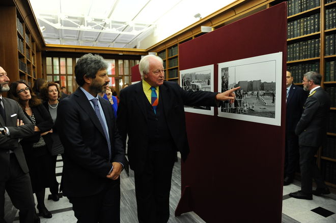 Il Presidente della Camera dei deputati Roberto Fico con il fotografo Lorenzo Capellini in un momento dell'inaugurazione della mostra "Cade il Muro di Berlino"
