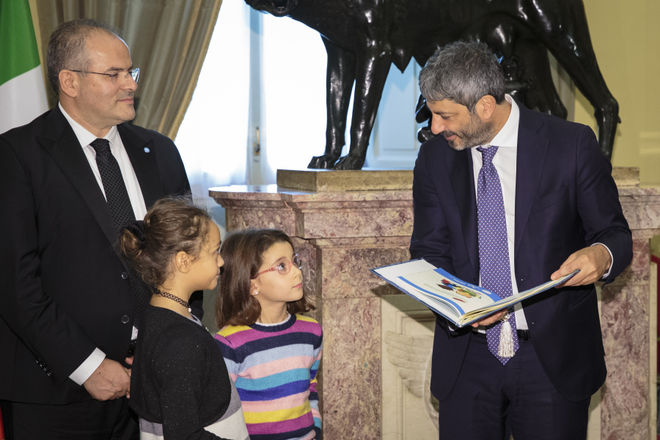 Il Presidente Roberto Fico riceve una copia della Convenzione ONU per i diritti dell'infanzia e dell'adolescenza da parte dei partecipanti alla 'Capigruppo dei Bambini' in occasione del Trentennale dell'approvazione della Convenzione