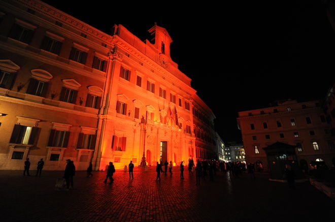 La facciata di Palazzo Montecitorio illuminata di arancione in occasione della Giornata internazionale per l'eliminazione della violenza contro le donne