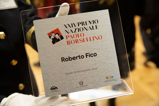 La targa del 24° Premio Borsellino per la legalità e l'impegno sociale e civile conferito al Presidente Fico