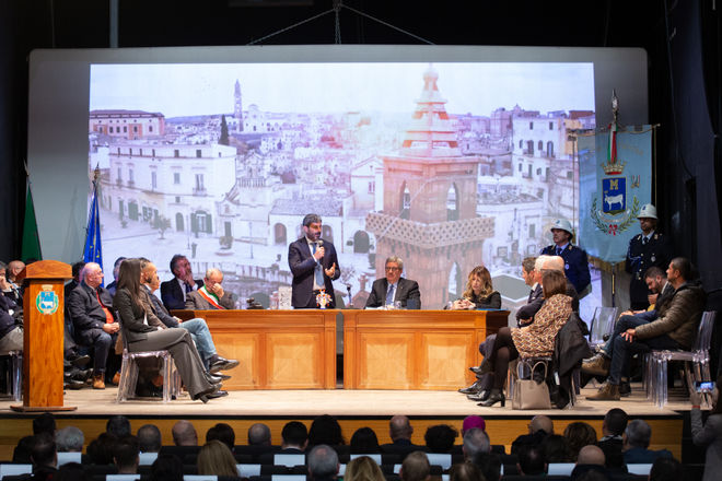 Il Presidente Roberto Fico durante il suo intervento in occasione dell'iniziativa 'Assemblee al centro. Consigli comunali e cultura: l'esperienza di Matera'