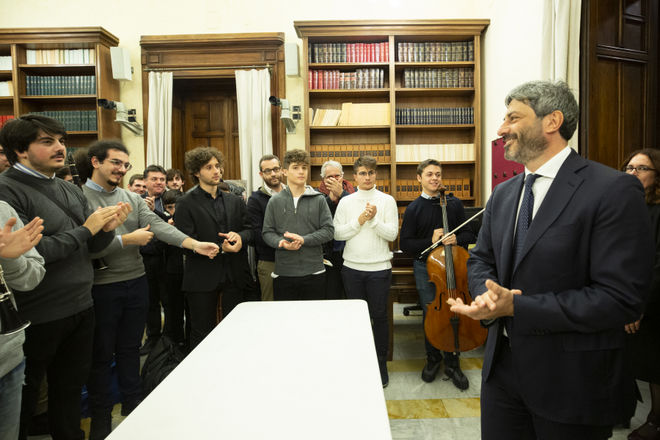 Il Presidente Fico con i componenti dell'Orchestra Scarlatti Junior e del Coro del Conservatorio 'Santa Cecilia' di Roma in occasione del Concerto di natale