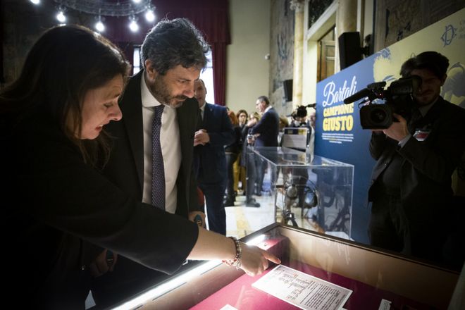 Il Presidente Roberto Fico durante la visita della mostra 'Bartali campione Giusto' in occasione del Giorno della Memoria
