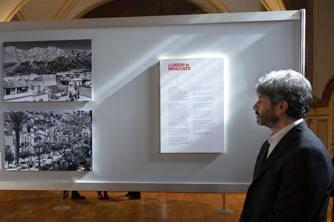 Il Presidente Roberto Fico durante la visita alla mostra fotografica 'La Voce di Impastato volti e parole contro la mafia'