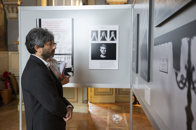 Il Presidente della Camera dei deputati Roberto Fico durante la visita alla mostra fotografica 'La Voce di Impastato volti e parole contro la mafia'