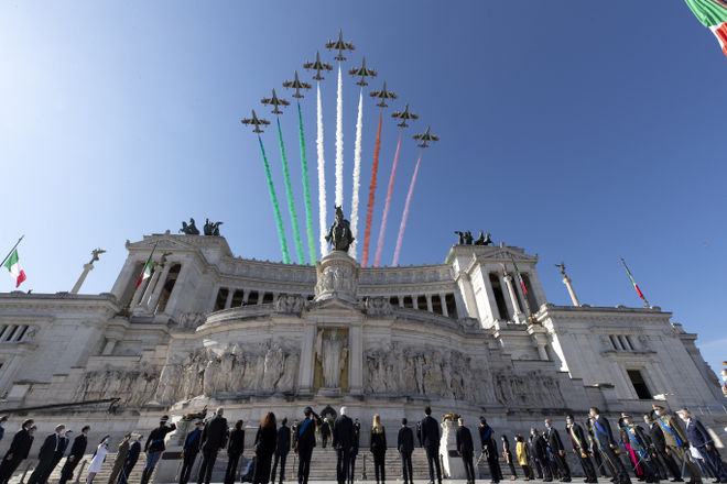 Le Frecce Tricolori sorvolano l'Altare della Patria in occasione della Festa della Repubblica