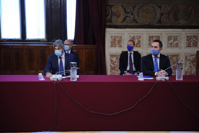 Il Presidente Roberto Fico e il Ministro per le Politiche giovanili e lo Sport Vincenzo Spadafora durante la presentazione della Relazione sulle attività 2019 dell'Agenzia nazionale per i giovani