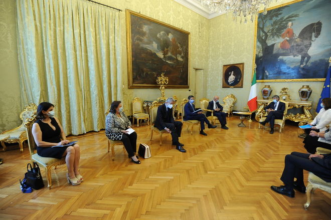 Un momento della consegna della Relazione annuale dell'INAIL al Presidente Roberto Fico
