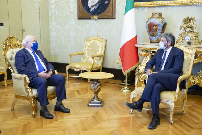 Il Presidente della Camera dei deputati Roberto Fico in un momento dell'incontro con il Presidente dell'Autorità per le Garanzie nelle Comunicazioni Angelo Marcello Cardani